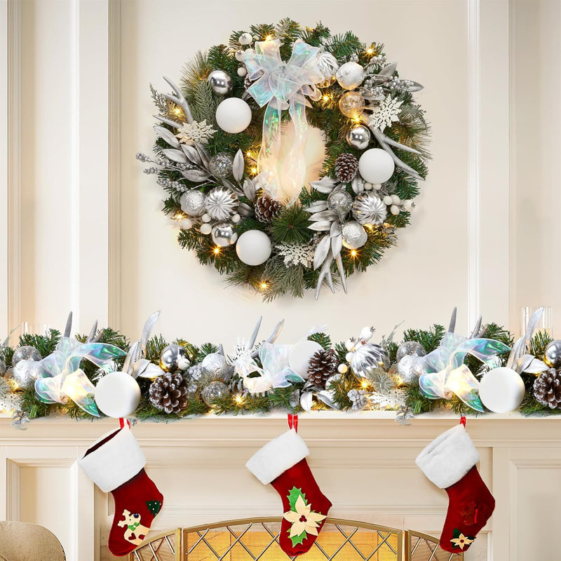 Couronne blanche argentée de 24 pouces - Cônes, boules décoratives et arc pour porte d'entrée ou manteau de cheminée