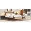 Lit chic avec tête de lit et pin, ton noyer, repose-pieds robustes, bois de pin, couleur
