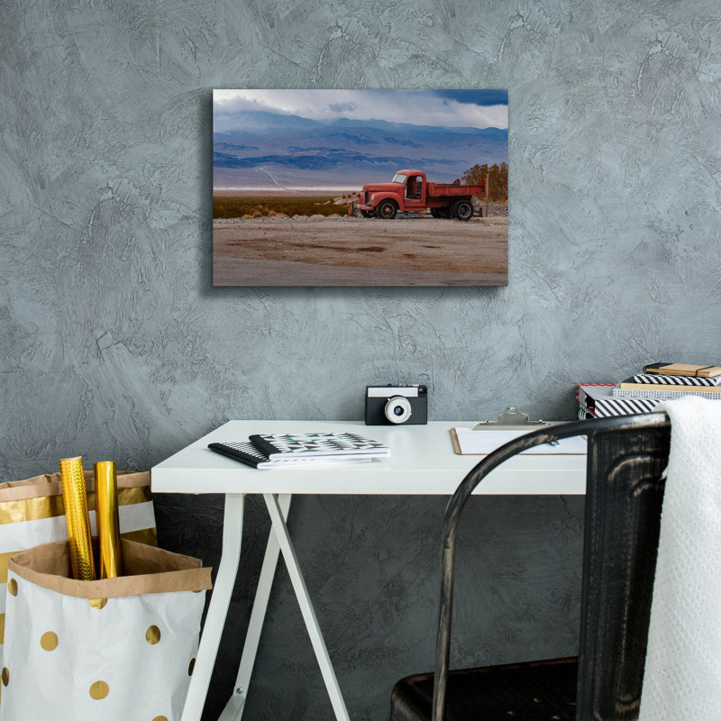  Art mural en toile «Camion rouge dans la vallée de la mort» par Epic Portfolio, 18 po x 12 po, H 12 po x l 18 po