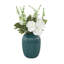 Cole et feuillage naturel en tissu gris avec feuilles vertes et vase rond en céramique