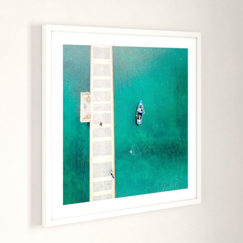«Blue Boat Floats», reproduction de photo sur papier encadrée, H 32 po x l 32 po