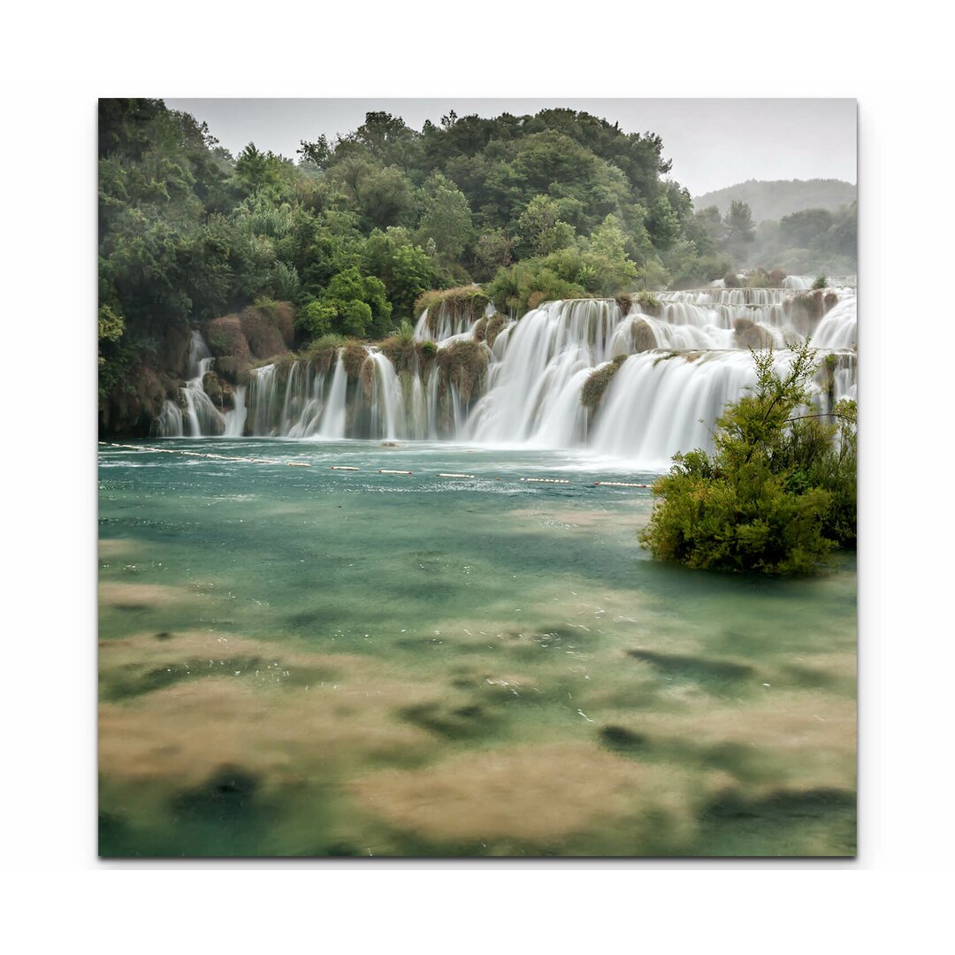 Leinwandbild Kroatischer Wasserfall an einem Wolkigem Tag