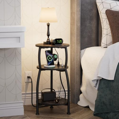 Table d'appoint ronde avec station de charge, table de chevet à petits espaces | Table de bout à 3 niveaux près du canapé, ports de type C et USB, petite table d'appoint pour le salon, la chambre à coucher, le dortoir, chêne foncé