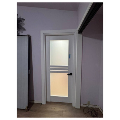 Porte de style français prémontée, vitrage opaque, 4 carreaux, Mela 7222 Blanc Soie, panneau simple standard, cadre avec poignée, style moderne, pour salle de bain ou chambre - 107 cm x 244 cm