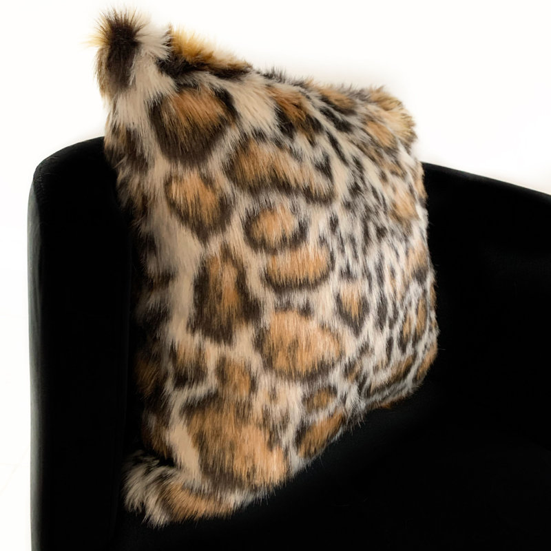 Coussin imprimé animal en fausse fourrure Tiger, 26 po x 26 po
