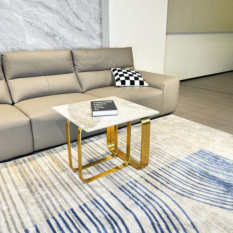 Table de bout rectangulaire en pierre frittée avec structure gracieuse en métal doré pour le matériau et la surface du salon