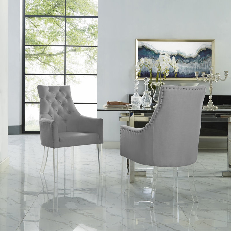 Chaise Baek, Lin gris clair