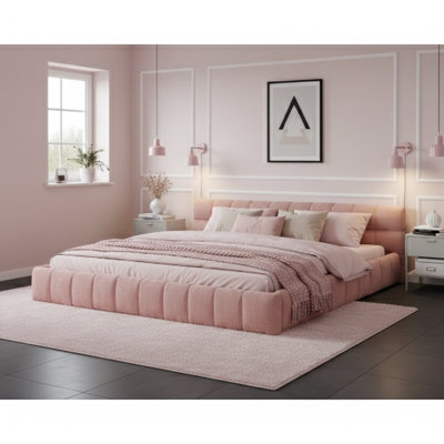 Structure de lit tapissier très grand californien (également décrit pour la mise à la terre grand format) avec tissu chenille épais, comprend une tête de lit et une structure solide, aucun sommier requis, en rose, dimensions 90,5 po x 80,5 po x 31 po.