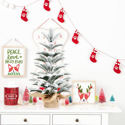 Sapin de Noël floqué de 50 cm avec 85 branches, entièrement recouvert de neige réaliste, socle en ciment recouvert de toile de jute, décoration hivernale compacte pour la maison ou le bureau.