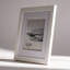 Cadre photo à double passe-partout avec conception à flotteur pour fixation murale ou de table, cadre en bois massif blanc avec verre de protection-1149207324