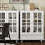 Buffet blanc rétro, panneau de fibres à densité moyenne avec portes en verre trempé et pieds en bois massif, buffet à tablette réglable pour le salon de la cuisine-523806987