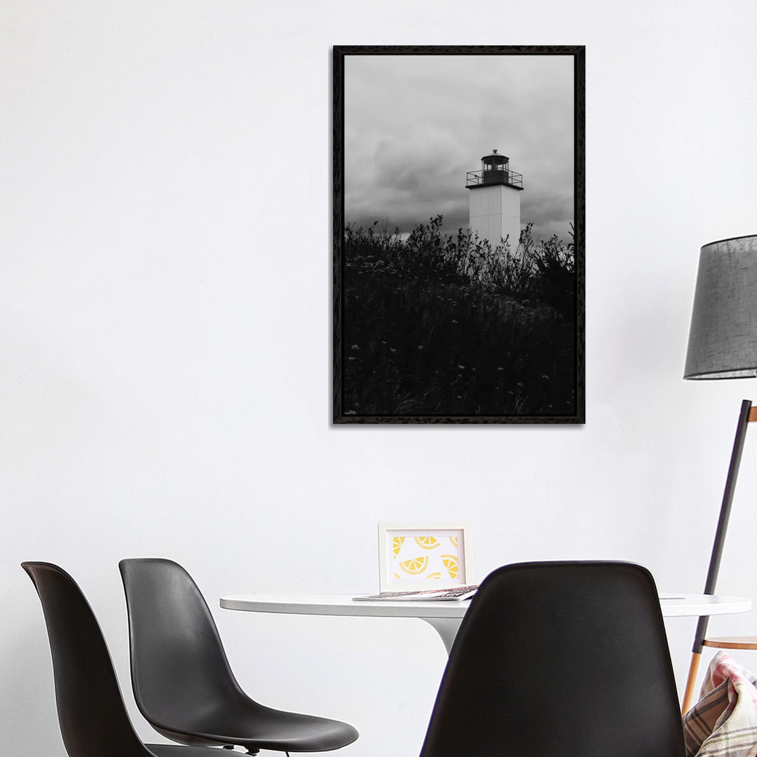 Maritimer Leuchtturm in Schwarz und Weiß von Olivia Joy StClaire - Galerie-verpackte Leinwand Giclée auf Leinwand