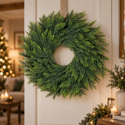 Couronne de Noël artificielle en pin Norfolk de 66 cm (26 po), guirlande de verdure réaliste en faux pin pour foyer, escalier, couronne vierge simple pour décoration de Noël intérieure et extérieure, couronne de Noël personnalisée à faire soi-même sans ornements supplémentaires.