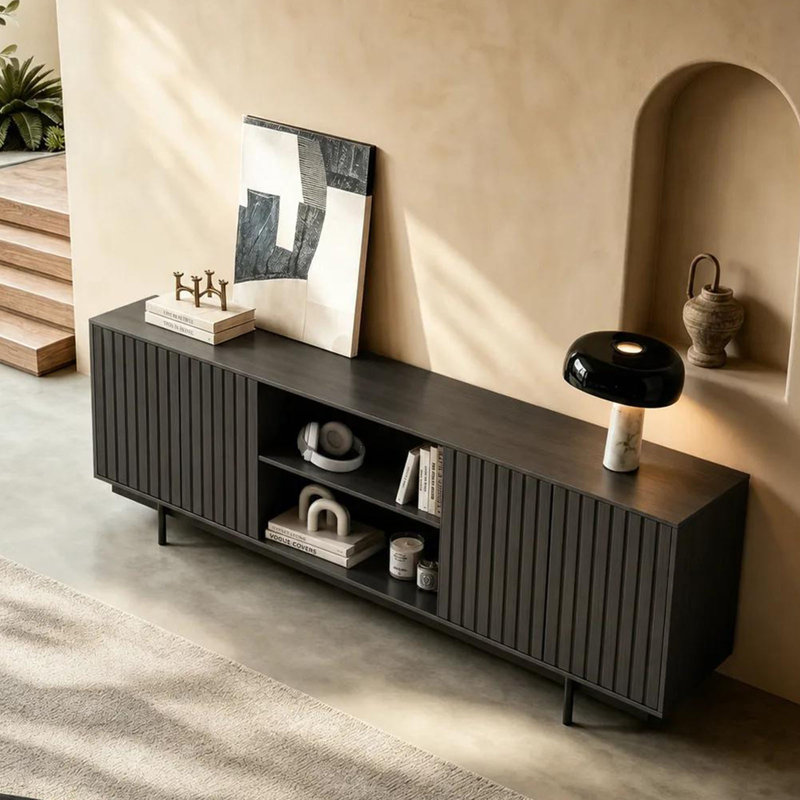 Meuble télé moderne de style Mid-Century de 160 cm (63 po), portes cannelées verticales avec ouverture tactile et base métallique surélevée
