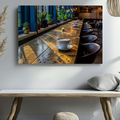 Toile d'un intérieur de café douillet baignant dans une lumière dorée chaleureuse du soleil couchant mettant en valeur une table en bois rustique avec toile