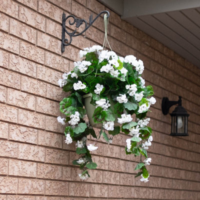 Geranium floral dans un panier