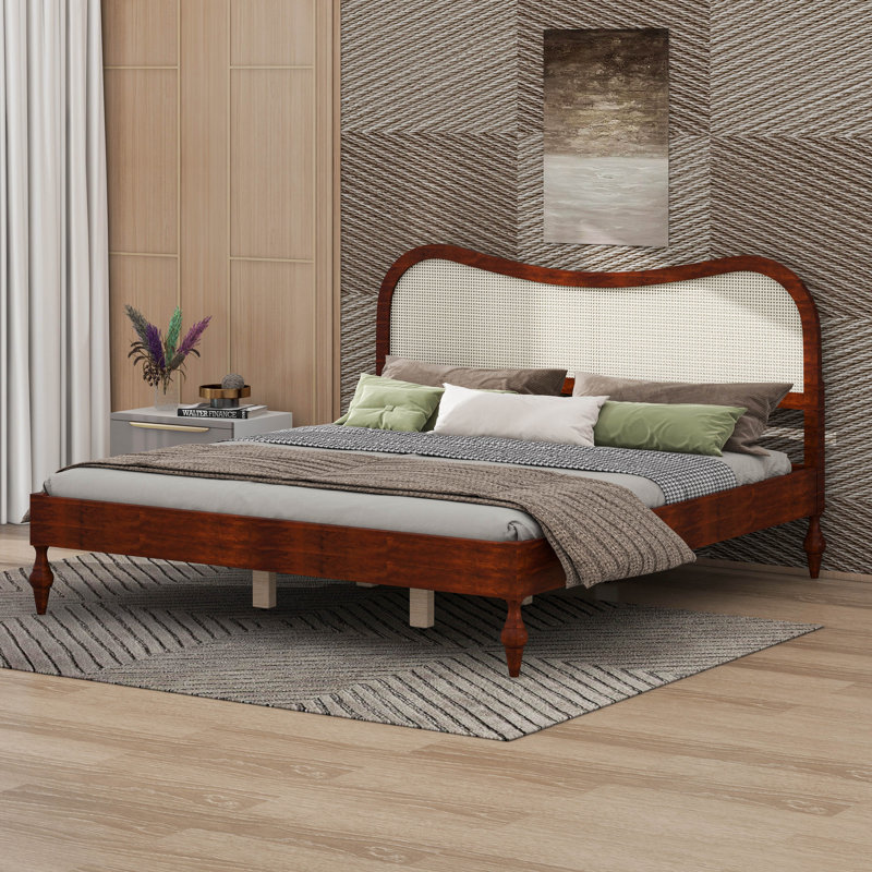 Structure de lit en bois avec tête de lit en rotin, lit plateforme de style bohème avec support à lattes de bois, rangement sous le lit