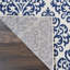 Tapis blanc et bleu marine avec motif floral damassé-27321229