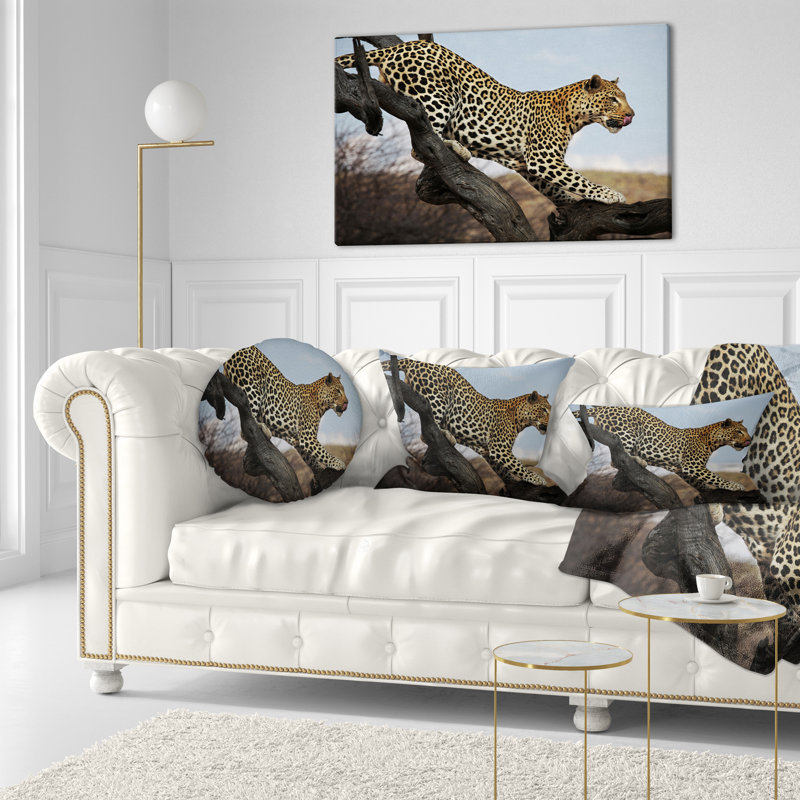 Léopard marchant sur un arbre - coussin décoratif imprimé animal