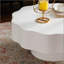 Table basse festonnée blanche: forme unique à bord ondulé, pièce centrale élégante pour les espaces élégants.-456422509