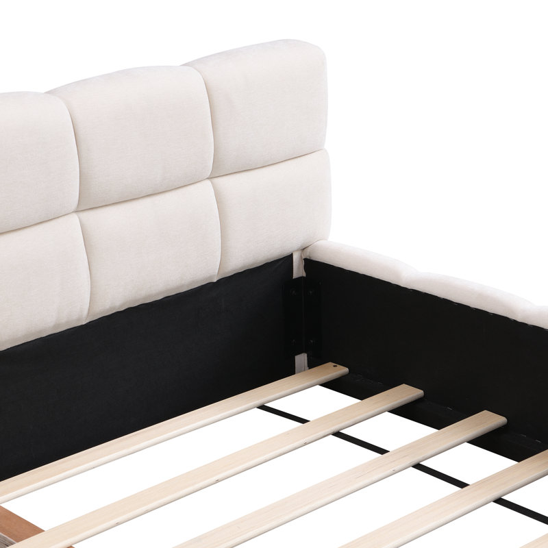 Grand lit en chenille beige avec tête de lit en damier pour un confort - Design de chambre à coucher confortable et contemporain