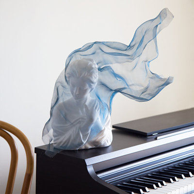 Objet décoratif abstrait en résine bleue