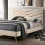 Structure de lit simple beige avec un design moderne de style Mid-Century et une tête de lit rembourrée avec des pieds rembourrés en nickel-1449639384