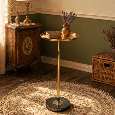 Élégante table d'appoint en panneau de fibres à densité moyenne au design moderne pour le salon et la chambre à coucher, facile à nettoyer et durable.