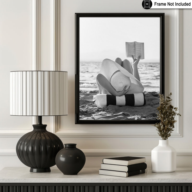 Femme lisant à la plage, Unframed, Poster, 16"H x 20"W