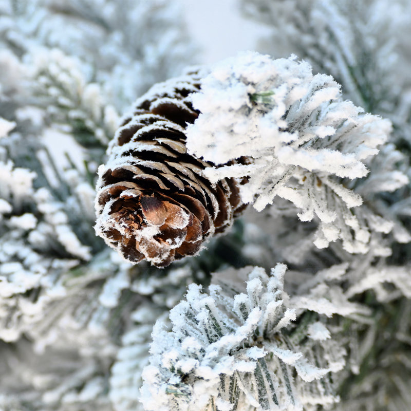 Arbre de Noël artificiel enneigé 6,5 pi avec base en pot, 350 lumières DEL blanc chaud, 1386 pointes en PE + PVC, 31 pommes de pin, petit arbre des Fêtes