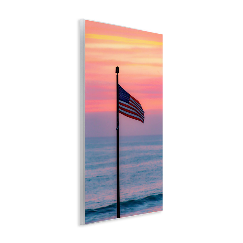 Plaque murale avec drapeau américain contre le coucher du soleil, design par Jeff Poe, H 19 po x l 13 po