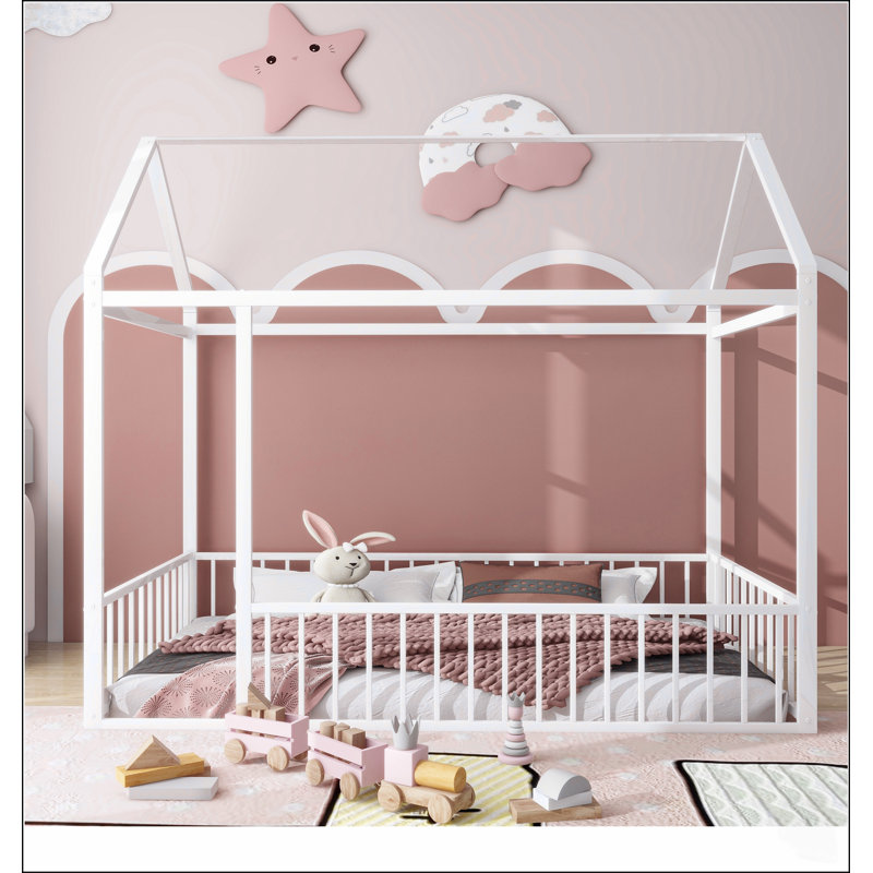 Cadre de lit robuste en métal avec barrière de sécurité pour chambres d'enfants et d'adolescents, favorisant le confort et l'imagination.