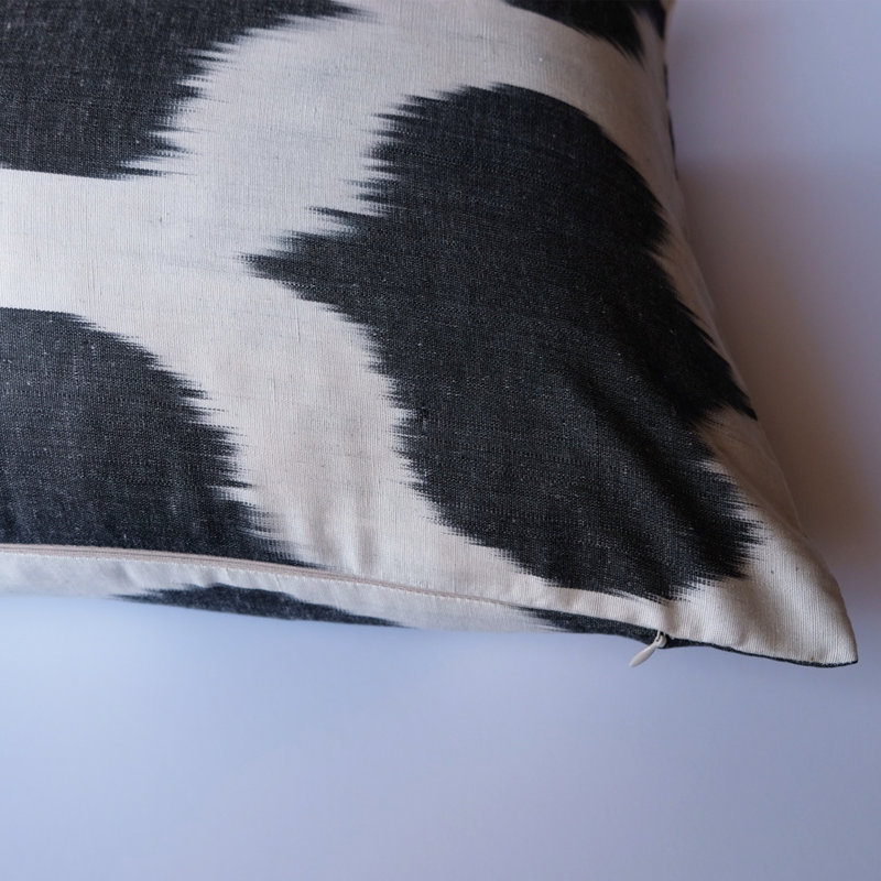 Housse de coussin lombaire Buk Silk Feathers Ikat