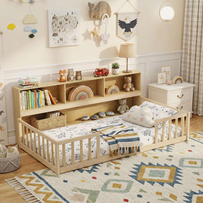 Lit simple au sol à profil bas Montessori avec bibliothèque de rangement ouverte sur les côtés, coins de sécurité arrondis, cadre stable et robuste, pas de sommier tapissier requis