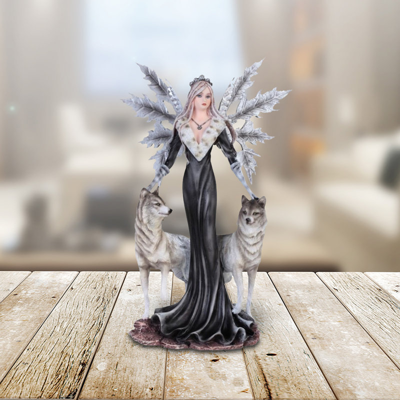 Figurine fée avec loups