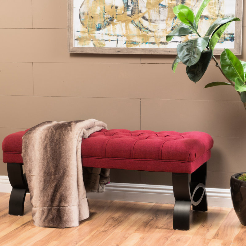 Rouge sophistiqué avec un revêtement luxueux et des détails de coutures en diamant, superbe banc, siège confortable capitonné