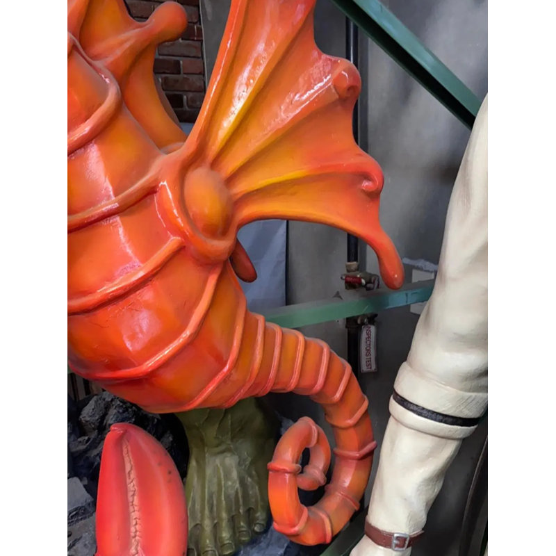 Statue géante d'hippocampe orange