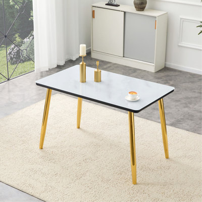 Table de salle à manger rectangulaire moderne et minimaliste, pouvant accueillir de 4 à 6 personnes. Comptoir en verre trempé + panneau de fibres à densité moyenne inférieur, texture imitation marbre, pieds fuselés en métal. Convient aux restaurants minimalistes.