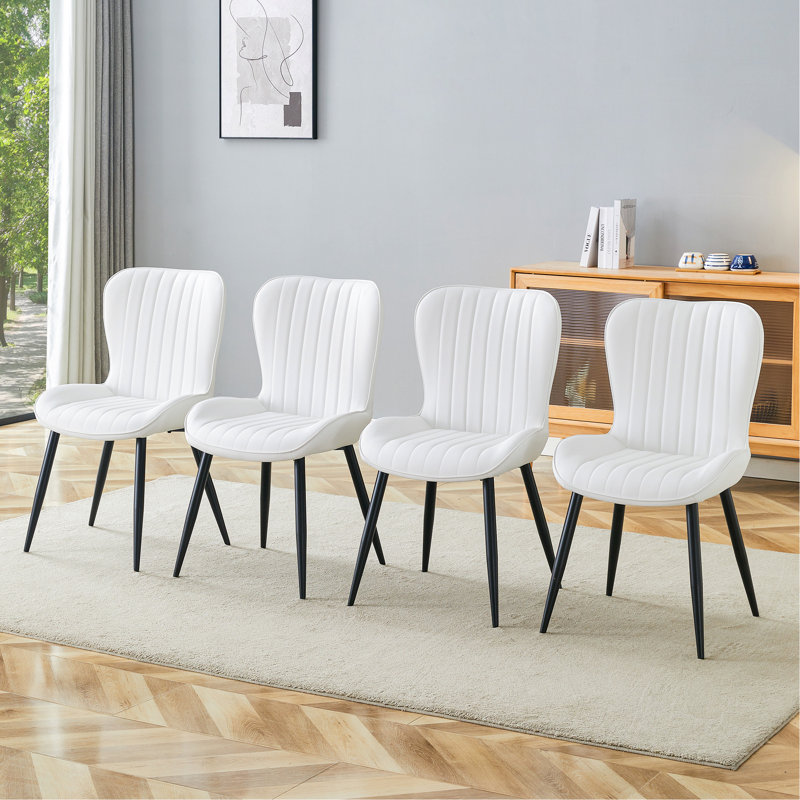 Quatre chaises de salle à manger avec coussins de siège incurvés