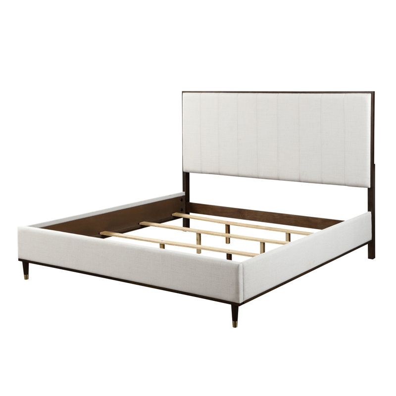 Grand lit gris avec une housse en tissu moderne et un cadre stable en bois avec repose-pieds
