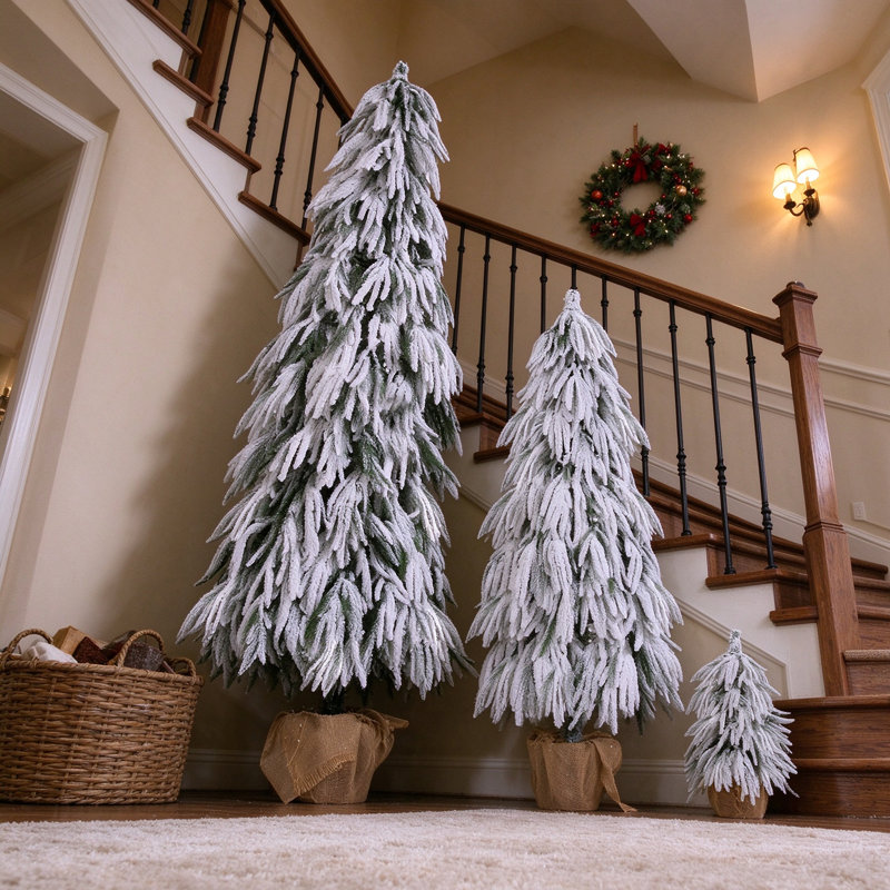 Ensemble de 3 sapins de Noël artificiels pré-illuminés et floqués – Sapins crayon artificiels de 90 cm / 135 cm / 180 cm avec 235 lumières DEL blanc chaud et multicolores, 11 modes d'éclairage et base en pot rustique en toile de jute – Décoration de Noël peu encombrante pour le salon, l'entrée et le porche