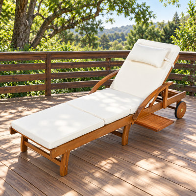 Fauteuil de jardin ajustable avec structure robuste en bois d'acacia, coussins épais et rembourrés, dossier et repose-jambes inclinables multipositions, appuie-tête amovible, tablette latérale rétractable, roues arrière