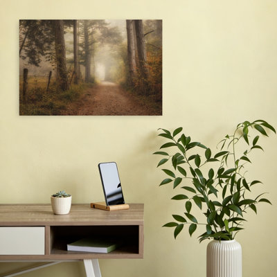 Chemin brumeux en forêt, impression d'art mural onirique et paisible représentant une forêt d'automne