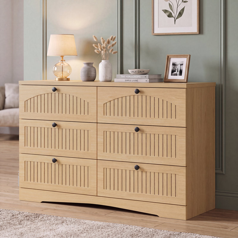 Commode sculptée à six tiroirs, Bois naturel