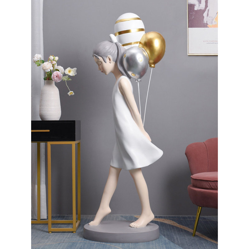 Sculpture de sol moderne et élégante avec ornements décoratifs de ballons dorés pour l'intérieur d'un appartement