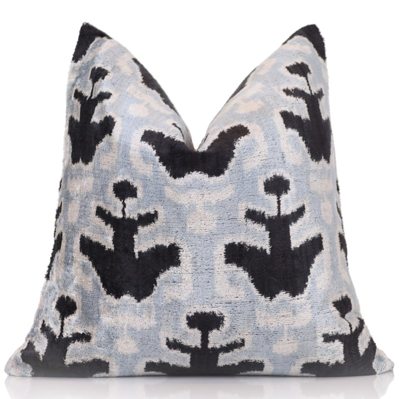 Coussin décoratif en velours de soie bleu clair et noir Ikat