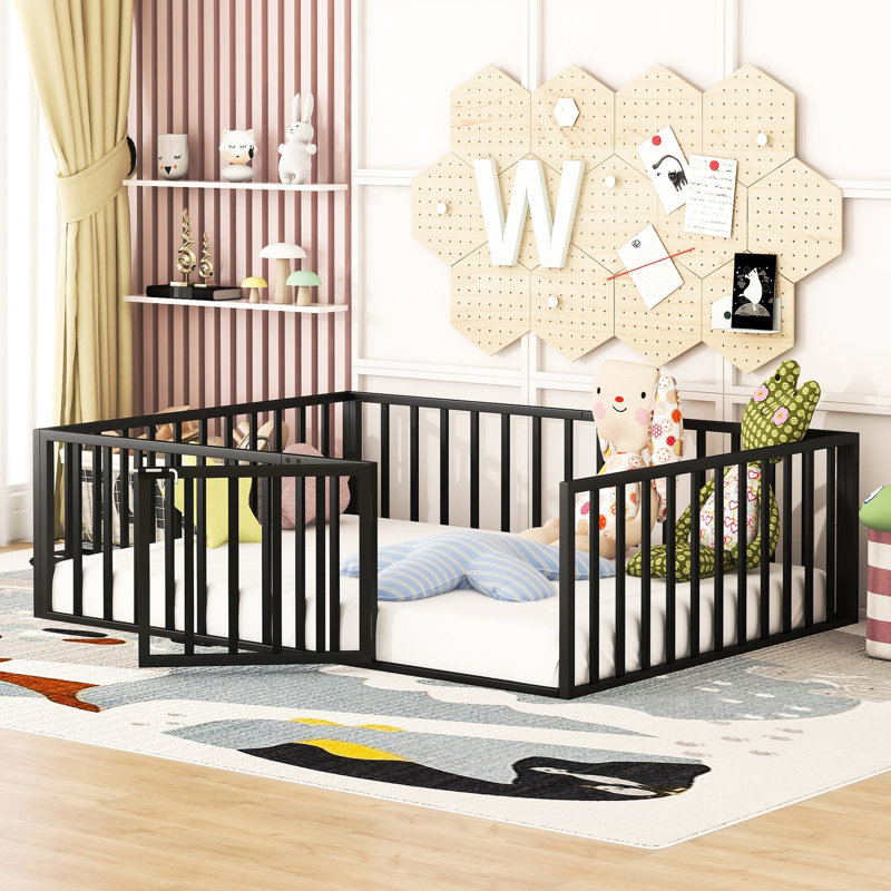 Lit de sol en métal noir avec porte et clôture -, polyvalent, ajoute du caractère à la clôture pleine grandeur de la chambre à coucher, porte, construction pour une utilisation prolongée