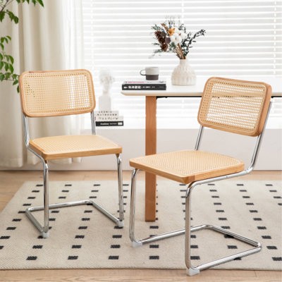 Ensemble de 2 chaises de salle à manger élégantes en velours et rotin avec pieds chromés, idéales pour les espaces modernes et contemporains.