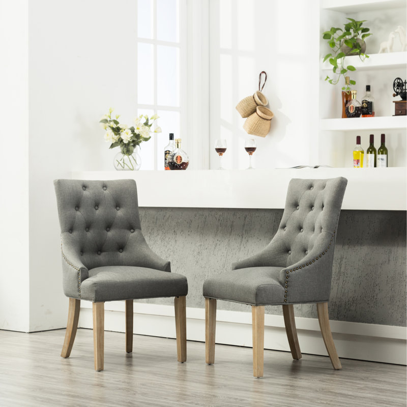 Fauteuil à oreilles gris à 2 boutons gris - structure en bois massif avec garniture cloutée et deux têtes magnifiques, Gris