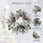 Couronne de Noël avec poinsettia, pommes de pin et eucalyptus